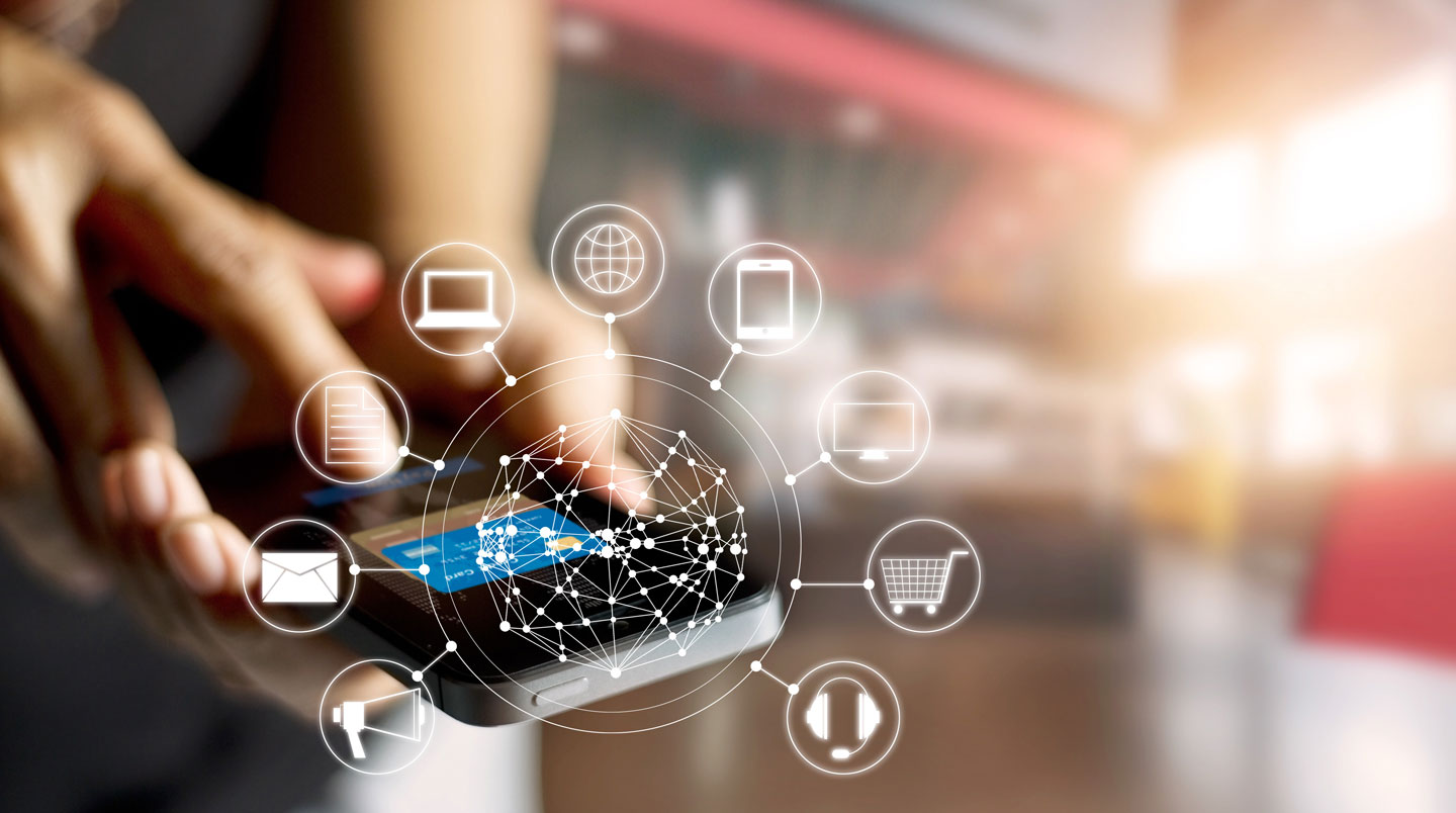Équipe e-commerce travaillant sur campagne SMS flash sales dans bureau moderne